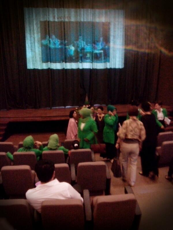 perangkaibunga's tweet photo. Para penggiat Ikatan @perangkaibunga Indonesia sebelum acara Simposium Nasional dimulai http://t.co/4XydPMMb5u