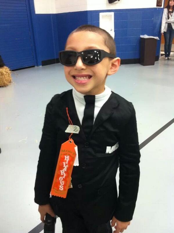 jenniemonsta's tweet photo. My baby Eli won 1st prize costume contest #MIB3 #MENINBLACK #WillSmith #Aliens #halloweencostume #HappyHalloween http://t.co/gJ4Lewlavz