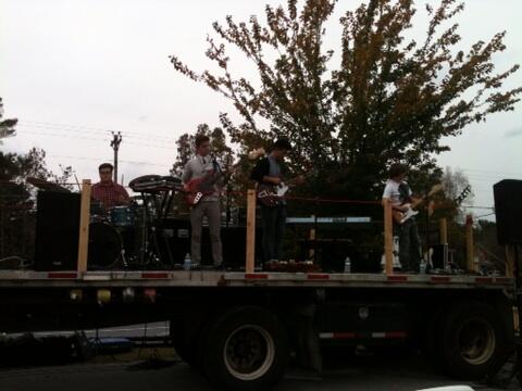 ltomcrites's tweet image. At Calvary chapel in Buford with Brice's band.  Eating free popcorn. #10stepsback