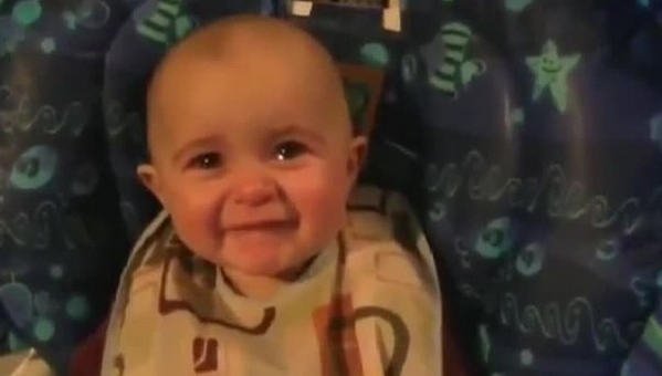 VengaLaAlegria's tweet photo. Niña llora al escuchar cantar a su mamá: http://t.co/MJjbEdt9em http://t.co/9BtNMVCJBr