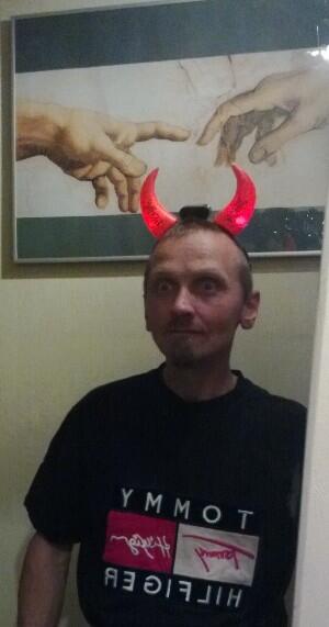 AndreHansen's tweet image. Been on Hellofriendparty with my daughter and wife, lucky shot here..  #ACDC #devilshorn #touchpainting