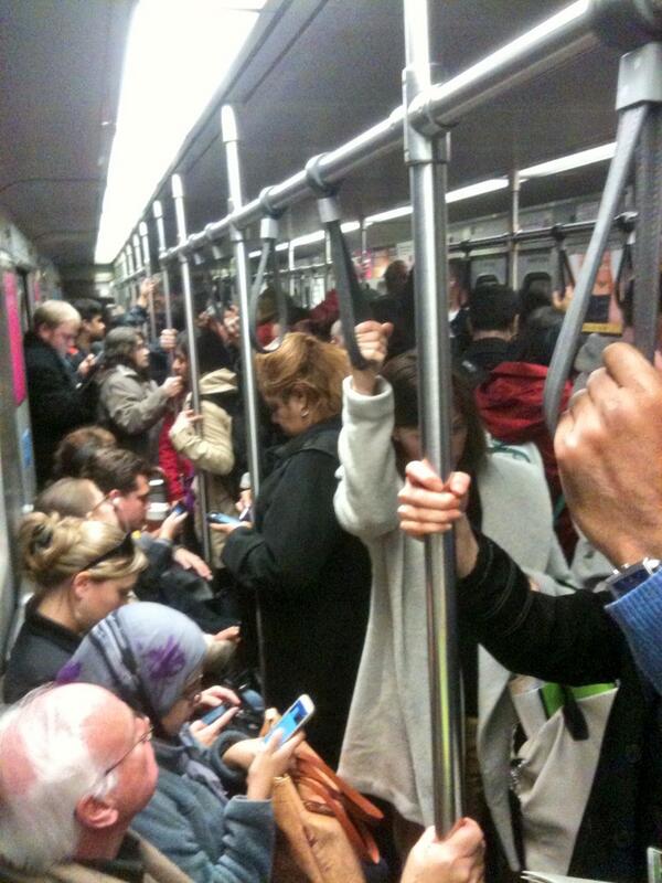 CasperJulius's tweet photo. Lekker van t spitsuur genieten in de subway http://t.co/CadStfY55u