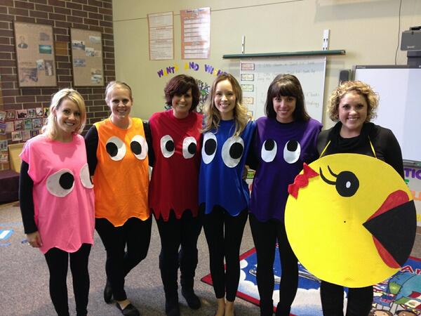 kendrajoyous's tweet photo. The kindergarten team's costume! http://t.co/DawXe1zL2W