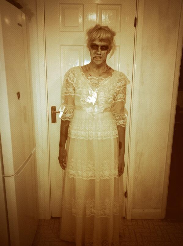 constancebetts's tweet photo. Hey mummy's wedding dress http://t.co/tMRFu0IIhh