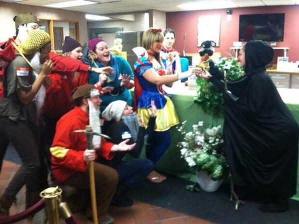AhaaseHaase's tweet photo. @CCCUTED Snow White is offered a poison apple! http://t.co/Ljz5bQXrOR