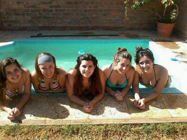Hola V E R A N O <a href="/malemaldonado19/">Male</a> <a href="/DanielaBNavarro/">Daniela</a> <a href="/natifernandez__/">Nati Fernandez</a> <a href="/camilahuusmann/">Camila Huusmann</a>