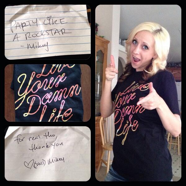 AnnieBaker88's tweet photo. Hey @squeepytees I GOT MY SHIRT TODAY!! Thanks for the letter @mikeyreaves 😄 totally wearin it to class tonight 👍 http://t.co/KR6xRL9mZQ
