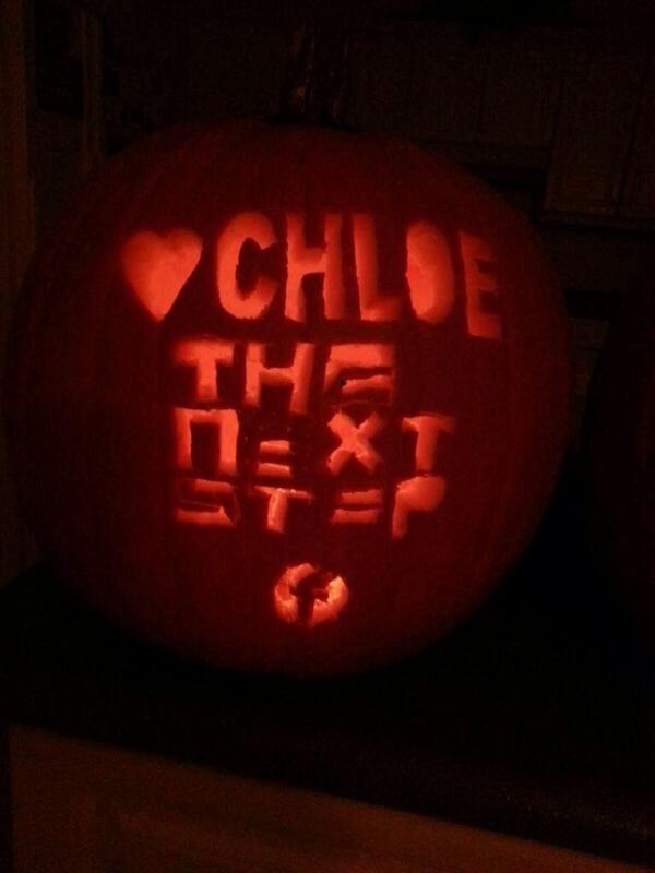 jenniepapps's tweet image. my mom carved the coolest pumpkin for Halloween 🎃👻