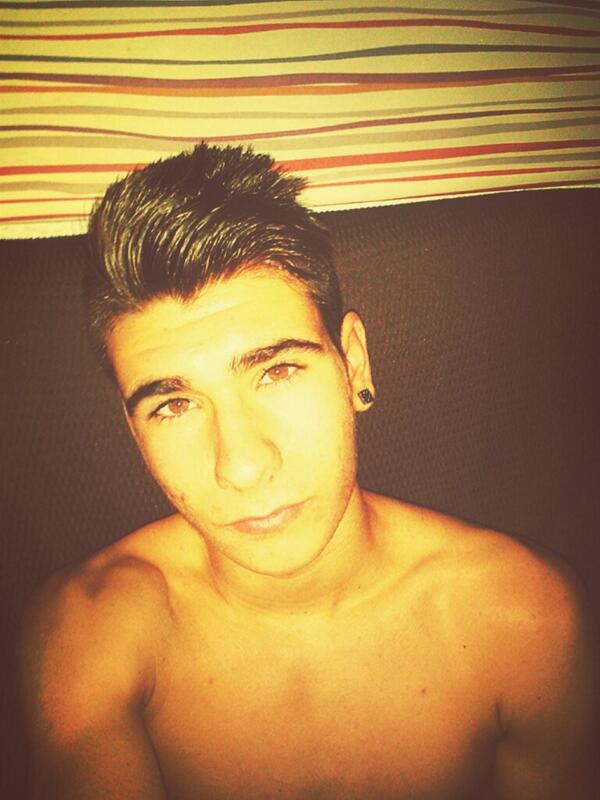 Jorge7sedavi's tweet photo. Todos de fiesta y yo en casita tan tranquilo :)) http://t.co/TqzzN9uIqp