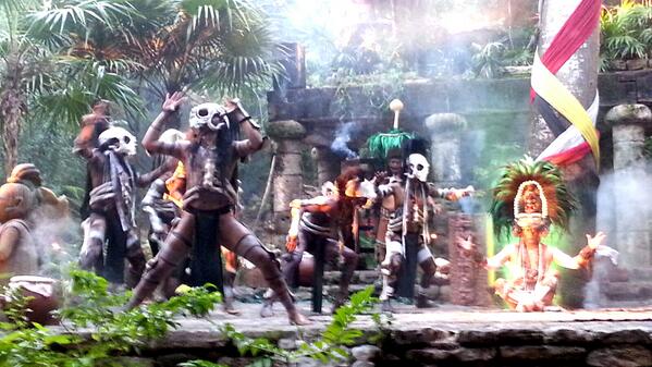 Incredible skeleton costumes at #FestivalVidayMuerte #Xcaret