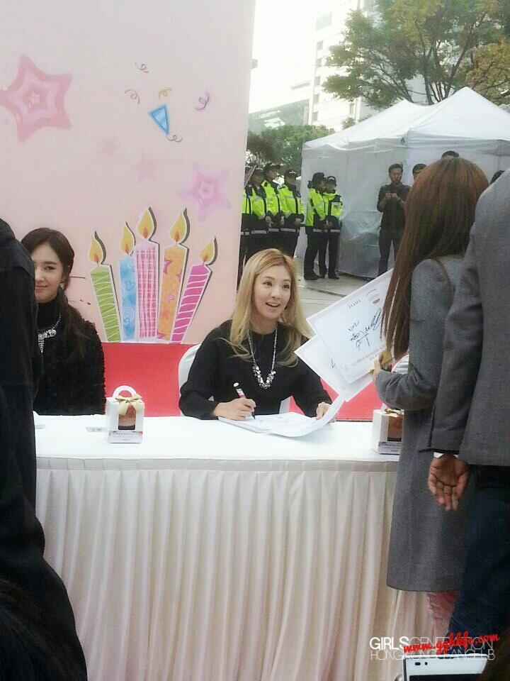 [PIC][01-11-2013]SNSD xuất hiên tại buổi fansign "Lotte Department Store 34th Anniversary Party" vào chiều nay BX90e-lCMAAvUKZ