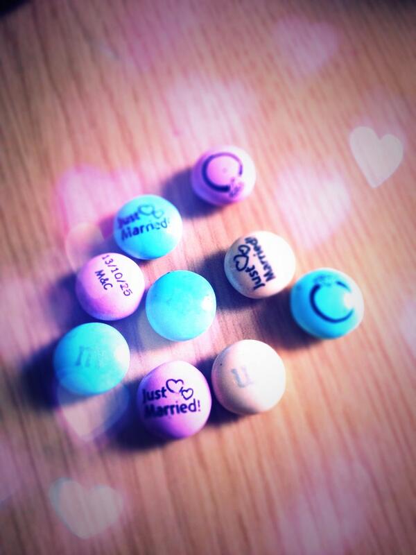 6ming_'s tweet photo. お店のフロントさんのハワイの結婚式のお土産かわいいー♡
手作りm&amp;m's♡ http://t.co/w1R8ejTKmt