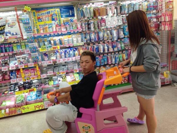 bakattazukan's tweet photo. 「店員さんに怒られたー（笑）」…って当たり前だろ！！ この顔にイラっとしたらリツイートｗｗｗ https://t.co/ehM6xkouHO