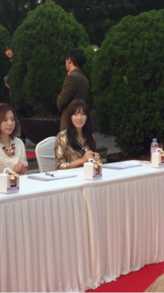 [PIC][01-11-2013]SNSD xuất hiên tại buổi fansign "Lotte Department Store 34th Anniversary Party" vào chiều nay BX9xDh1CUAAC3rg