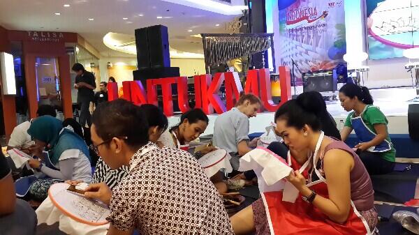 iwetramadhan's tweet photo. #kelasmBatik di event #untukmuIndonesiaku FX lifestyle center lantai 3 http://t.co/oNLuejcBNx