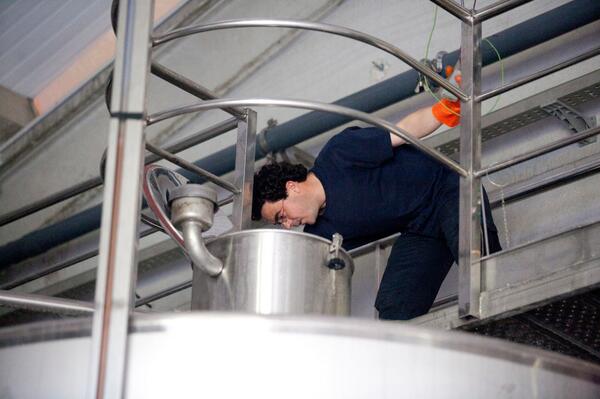 PagoDeLarrea's tweet photo. Ahora continúa el trabajo en bodega http://t.co/k41gJLVrL3
