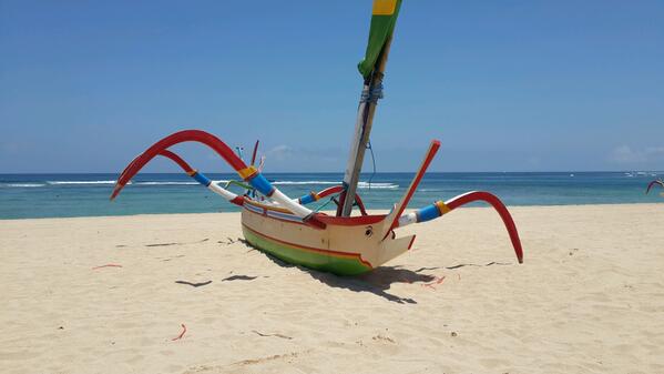 PhillipBarrie's tweet photo. Beautiful day on the beach at #NusaDua in #Bali http://t.co/YVLukuIzbD