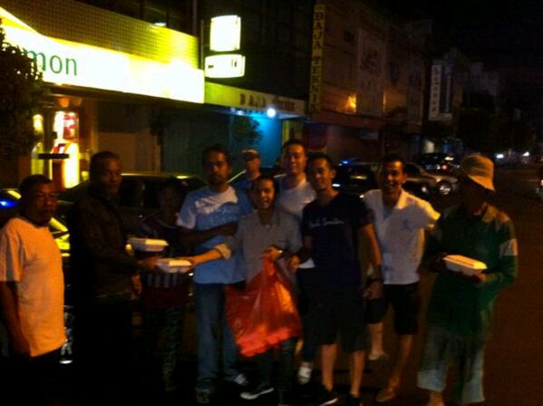 Kegiatan sosial rutin bulanan, bagi-bagi nasi on the road...