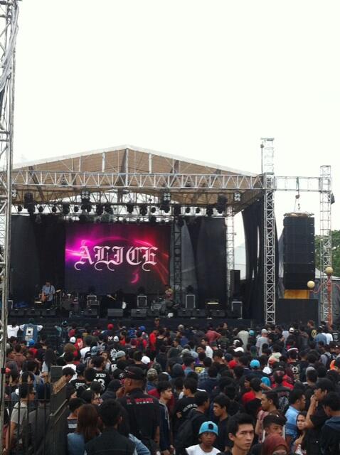 LOOP_ID's tweet image. Alice at main stage @simPATI @kickfest 2013, ada kamu yg nonton juga gak nih Loopers? ;-) #LoopKickfest
