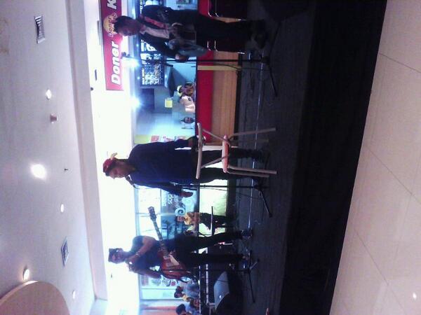 DimastaOfficial's tweet photo. Yeayyy;D ada lg gak?hihi RT @nunikandini: Hallo juga:)  @DimastaOfficial http://t.co/YYfzCQZZX5