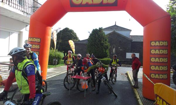 raidgallaecia's tweet photo. Un grupo de equipos llegan juntos a meta http://t.co/7JJTlI5qhn