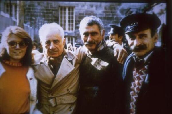 Sineself on Twitter: "Duvar filminin seti: Fatoş Güney, Eila Kazan, Yılmaz  Güney ve Tuncel Kurtiz. #YılmazGüney http://t.co/qMfFJgdiHQ"