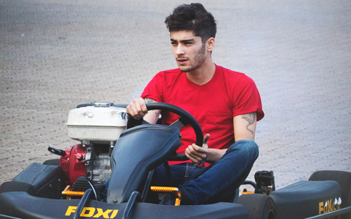 Judithbkfx's tweet photo. Zayn, why do you have to be so hot? 

#EMABiggestFans One Direction https://t.co/HrP2VVKCvr