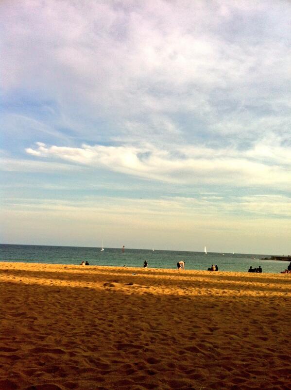 mariotemino's tweet photo. Un día antes de empezar las clases. La playa, @LULYAGRELO y una copa de Baileys. http://t.co/BM9iNHUOFy