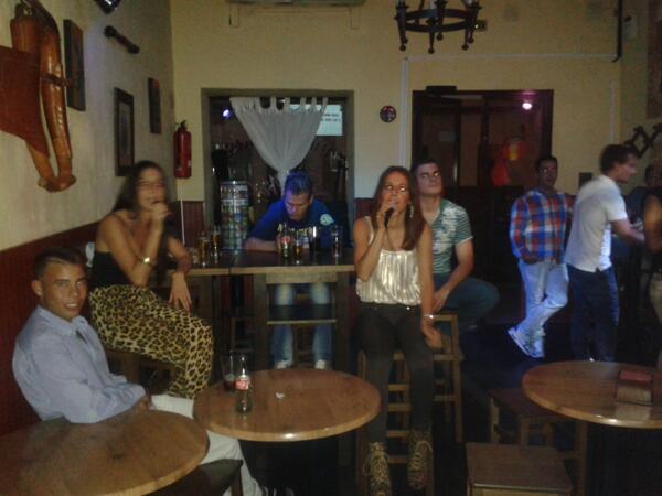 macalafonta41's tweet photo. En el karaoke con @beeleenpozo @jaja q bien cantamos http://t.co/hSzWQmSRnW