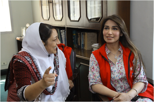 Reema_official's tweet photo. With a school principal, planning to make kids learn about hand washing habits.  #missionhealthyPakistan #lifebuoy http://t.co/fzVtLmpg2c