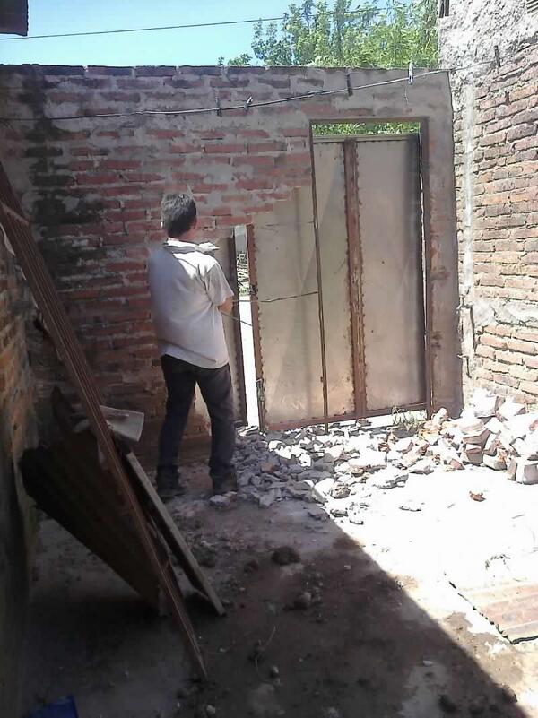 Ropiendo la pared para poner el porton y el auto.!! Afull con <a href="/charlymura/">Carlos Alberto</a> y <a href="/damarismura/">DaMiiTa</a>