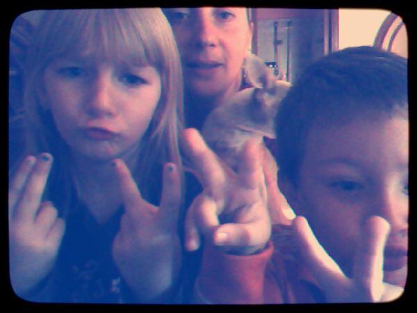 LusyCongiu's tweet photo. i miei cugineti belli ela mia nipotina chira topa mia #webcamtoy http://t.co/NkFdhz0F15