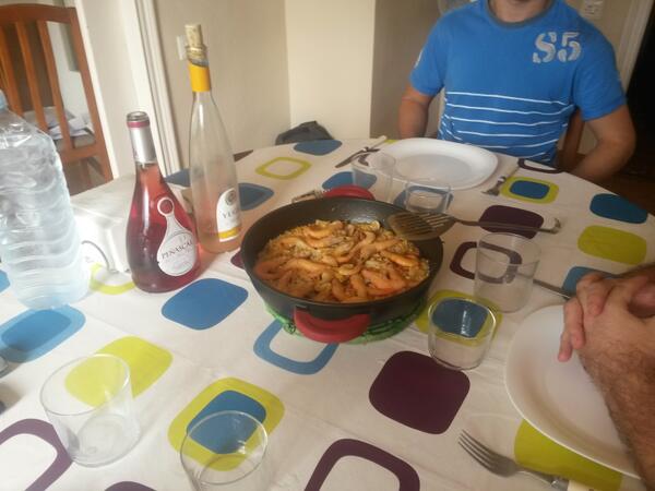 GeroRamon's tweet photo. Comida familiar en el piso con @Alexserga y #francisco http://t.co/3fKpCRhpPr