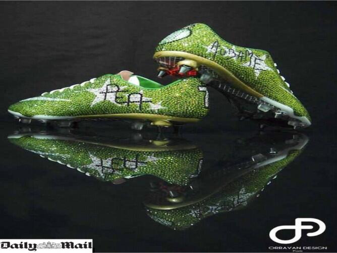 Twitter ¡Que lujo!："Estas son las botas de futbol mas caras que existen. Valoradas en Son de Aubameyang. #MenudoLujo http://t.co/x1tYxQxABN" / Twitter