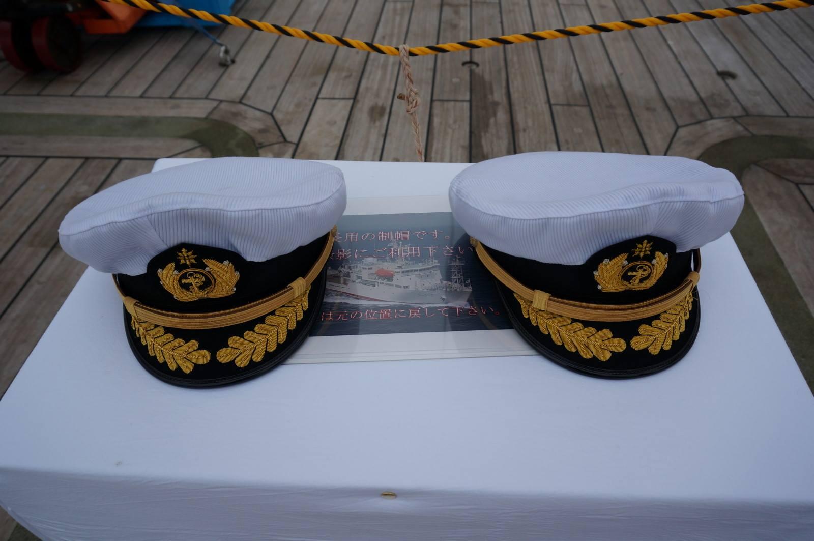 توییتر Nori در توییتر 新青丸 船長の帽子 記念写真が撮れます こういう時 子供向けの船長服もあってもいいな と思いました Http T Co Nnop7aveda