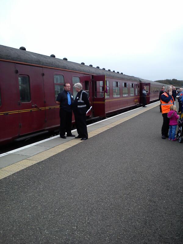 nosn_igrant's tweet photo. Great to see classic 12-carriage diesel train in far north today. 420 on board. Puts Sprinter to shame just a tad. http://t.co/YoPkyXapN0