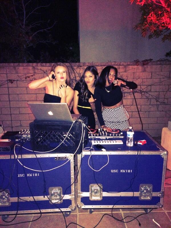 MaryssaMonet's tweet image. I love this picture😘 @julia_nuhh #devyn