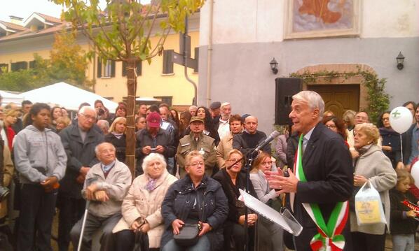 giulianopisapia's tweet photo. Alla Sagra di Baggio a #Milano per inaugurare la nuova piazzetta di via Ceriani riqualificata, oggi. http://t.co/CEHHrK0HAs