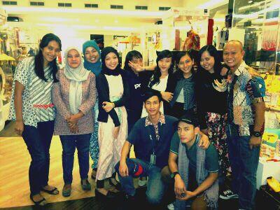 gisellaseptia's tweet photo. Para exhibitor #untukmuindonesiaku closing perpisahan foto2 dulu @UntukmuID http://t.co/lVZXY0IWaR