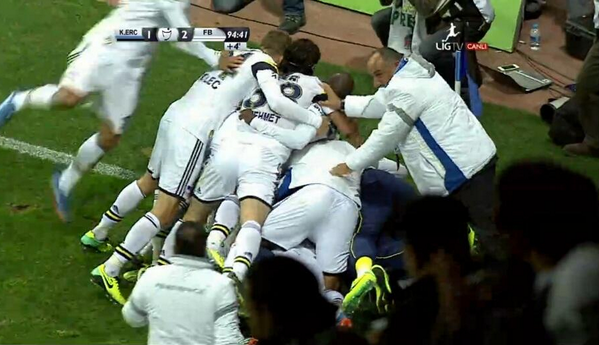 bfenercom1's tweet photo. Son dakika golüne işte böyle sevindik! http://t.co/HjkBPUFDJP