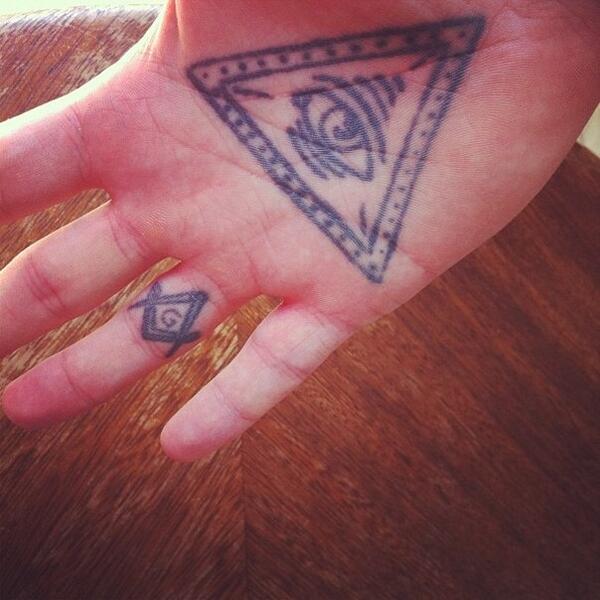 NooFantasy's tweet photo. #illuminati http://t.co/s9a8uGcxbZ