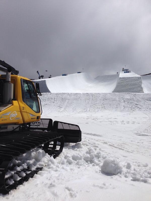 OakleyAUS_NZ's tweet photo. Serious features demand serious machinery. @Shaun_White rides only the best #snowparktech #australia #oakley http://t.co/novFnU3usE