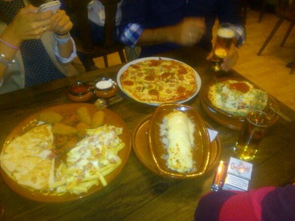 Mestrela24Maria's tweet photo. De cenita mexicana con @Mortega666 @higuera_88 @burra31 http://t.co/dETHXT9pRr