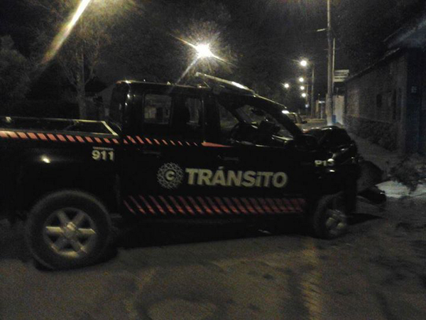 PULOCR's tweet photo. @radarcue ..alguna explicación sobre esto?? Abandonan el carro los agentes... http://t.co/UyCNWzjVfg