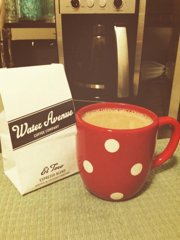 ihttwhallmark's tweet image. Afternoon pick-me-up thanks to @wateravecoffee! The #portlandbloggers #holidaymingle just keeps mingling!