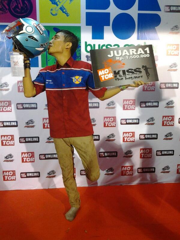 Ini dia teman kita juara 1 di acara Kiss The Helmet yg diadakan o/ tabloid motor plus <a href="/motorplusweekly/">MOTOR Plus-Online.com</a>