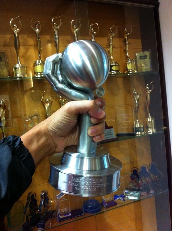 MusicaStudios's tweet photo. Ini dia piala dari #APM2013 utk @NOAH_ID kategori Band Terbaik.. Berat juga ternyata.. Hehe.. http://t.co/SJg5tBLeAi