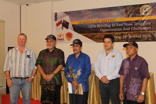 Foto - Kadis Peternakan NTT (tengah) bersama unsur KADIN &amp; NTCA (AU) yang membahas rencana investasi sapi di NTT.