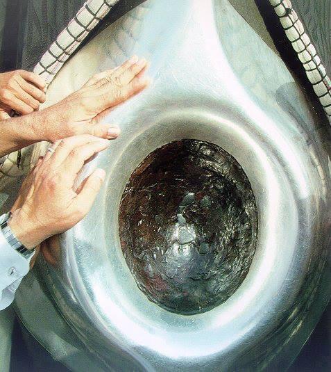 NasihatIbuMu's tweet photo. YA ALLAH, ENGKAU BERIKANLAH ORANG YG RETWEET DAN FAV GAMBAR INI DAPAT MENCIUM HAJARAL ASWAD YG INDAH INI. AMIN http://t.co/CaMOC7doZ7