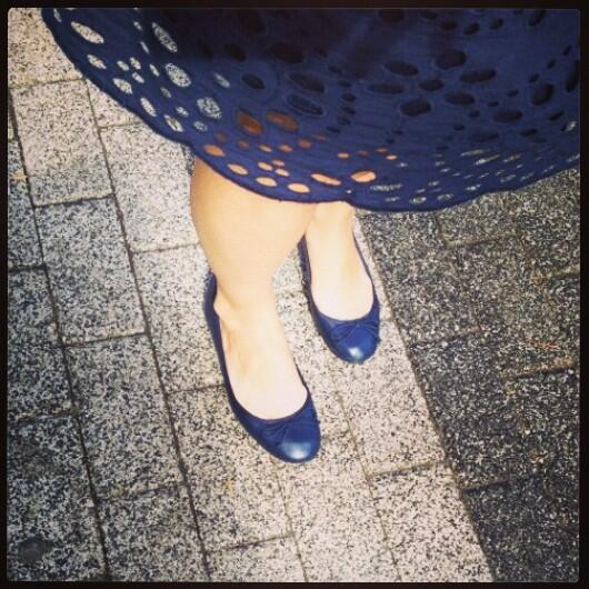 AMATEURFETISH's tweet photo. #streetfashion #streetstyle #casual #fashion #darkblue #flats #flatshoes #skirt #ankle #feet http://t.co/79YsFNteVb
